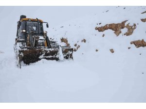 Antalya’da ekiplerin karla mücadelesi