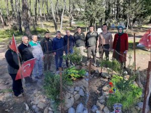 Depremde enkaz altında kalarak hayatını kaybeden şube müdürü ve kızı mezarı başında anıldı