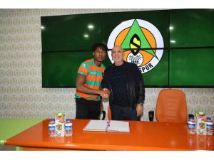 Alanyaspor, Nijeryalı genç futbolcu Akinlosotu ile profesyonel sözleşme imzaladı