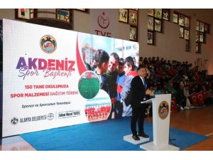 Başkan Yücel’den 150 okula spor malzemesi yardımı