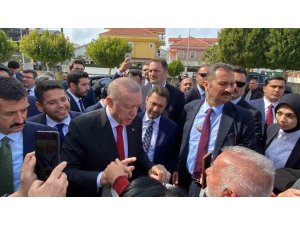 Cumhurbaşkanı Erdoğan’a cuma namazında vatandaşlardan sevgi seli