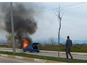 Seyir halindeki otomobil alevlere teslim oldu