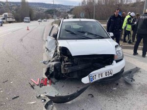 Burdur’da traktör otomobille çarpıştı: 2 yaralı