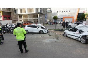 Alanya’da bariyerleri kıran otomobil iki araca çarptı: 2 ölü, 4 yaralı