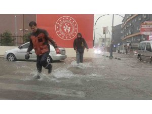 Antalya’da sağanak yağış hayatı olumsuz etkiledi