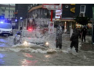 Antalya’da sağanak yağış yolları nehre çevirdi