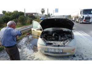 Seyir halinde alev alan otomobilin yardımına vatandaşlar koştu