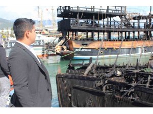 Alanya’da yangında batan teknedeki 2 Türk bayrağı çıkartıldı