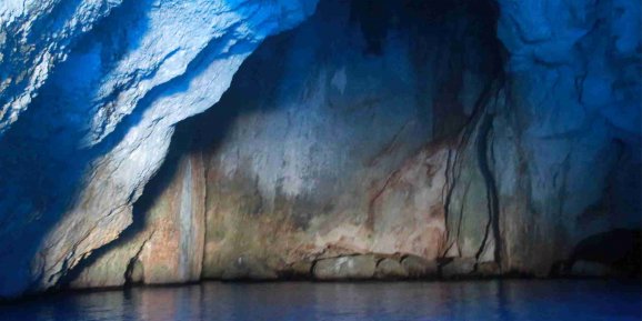 Mavi Mağara, zincirli bariyerle korunuyor