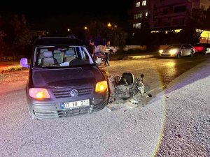 Otomobille çarpışan motosiklet sürücüsü yaralandı