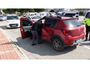 Manavgat’ta iki otomobil çarpıştı: 2 yaralı