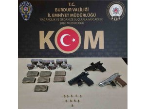 Burdur’da düzenlenen operasyonda 3 adet tabanca ele geçirildi