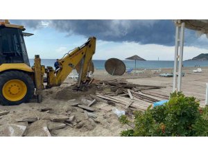 Alanya’da ‘Tek Tip Sahil Büfesi Projesi Kapsamında’ eski büfeler yıkıldı