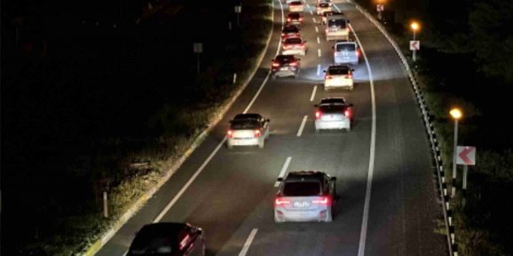 Antalya’ya girişi ve çıkışlarda trafik yoğunluğu yaşanıyor