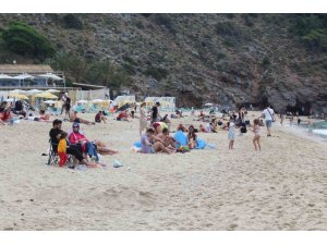 Alanya’da vatandaşlar bayramın 3’üncü gününü plajda geçirdi