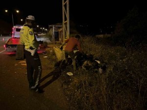 Kontrolden çıkan motosiklet trafik uyarı levhasının beton ayağına çarptı: 1 yaralı