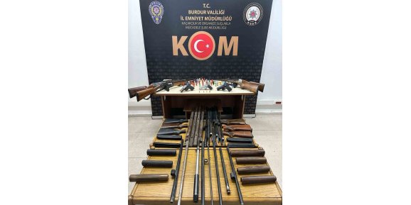 Burdur’da evlerinde ruhsatsız silahlar ele geçirilen 3 şüpheliye işlem yapıldı