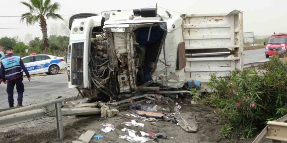 Kamyonete çarpan kamyon refüje devrildi: 2 kişi yaralandı, 1 köpek telef oldu