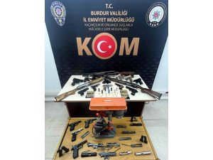 Burdur’da kaçakçılık operasyonunda çok sayıda silah ele geçirildi