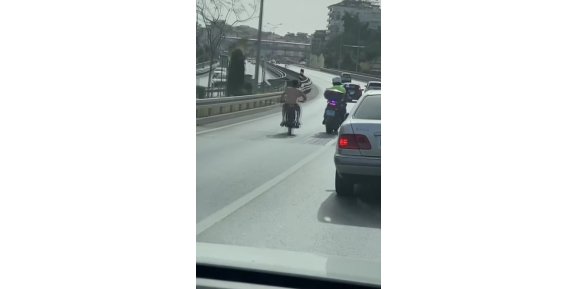 Motosikletini, kendisine ’dur’ ihtarında bulunan motorize trafik polisinin üzerine sürdü