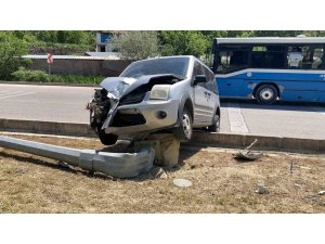 Burdur’da kontrolden çıkan ticari araç refüjde çıkıp aydınlatma direğini devirdi, 1 yaralı