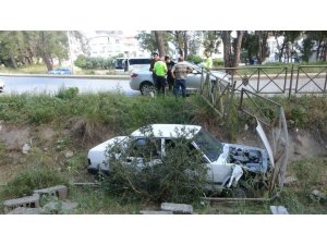 Kanala uçan otomobilden burnu bile kanamadan çıktı