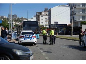 Halk otobüsü trafik ışıklarında bekleyen araçların arasına daldı: 3 yaralı