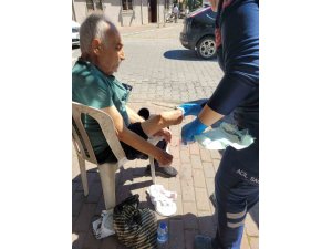 Yürürken protez bacağı çıkan yaşlı adam, protez demirinin kestiği bacağından yaralandı