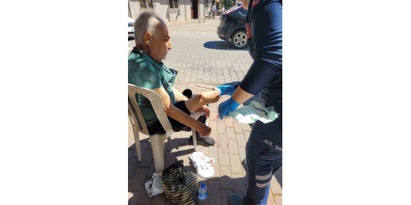 Yürürken protez bacağı çıkan yaşlı adam, protez demirinin kestiği bacağından yaralandı