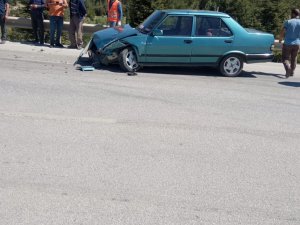 Burdur’da kavşakta iki otomobil çarpıştı: 1 yaralı