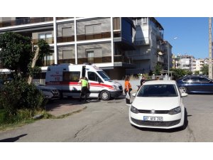 Otomobile çarpan motosiklet sürücüsü yaralandı