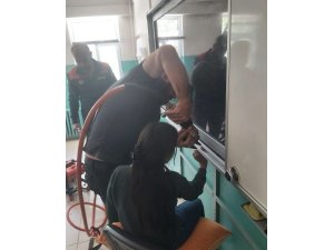 Burdur’da eli akıllı tahtaya sıkışan öğrenci AFAD ekiplerince kurtarıldı