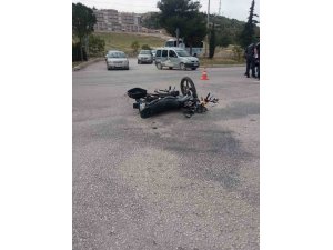 Burdur’da seyir halindeki motosiklet kavşağa kontrolsüz giren otomobile çarptı, 2 yaralı