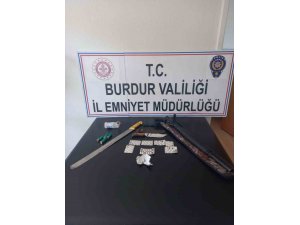 Kaçan araçtan, silah, bıçak ve uyuşturucu çıktı: 25 bin TL para cezası uygulandı