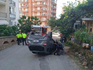 Alanya’da kontrolden çıkan otomobil devrildi: 3 yaralı