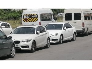 Otomobilin çarptığı motosiklet, sürüklenip başka bir otomobile çarptı