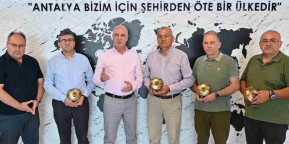 Antalya OSB Eğitim Komisyonu üyelerini onurlandıran ödül