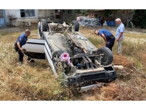 Boş araziye devrilip ters dönen otomobilde yaralı aradılar