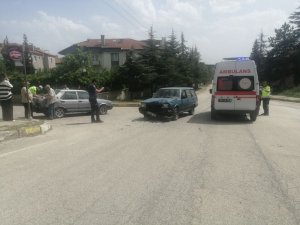 Isparta’da iki otomobil çarpıştı: 2 yaralı