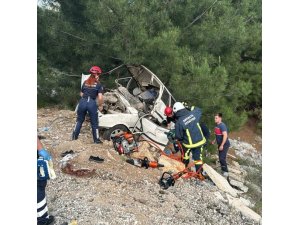 Antalya’da otomobil uçuruma yuvarlandı: 1 ölü, 3 yaralı