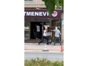 Bıçaklı tehdidin sonu, sandalye ve sopalı meydan dayağı oldu