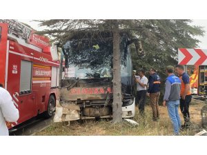 Isparta’da kontrolden çıkan yolcu otobüsü ağaca çarptı: İlk belirlemelere göre 11 yaralı var