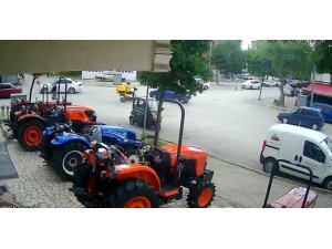 Otomobille çarpışan motosikletli kurye yaralandı