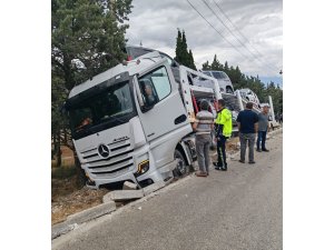 Burdur’da araba yüklü tır şarampole dalarak toprak zemine saplandı