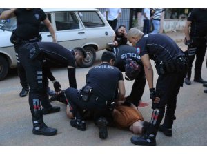 Polis ekiplerine bıçakla saldıran şahıs bacağından vurularak etkisiz hale getirildi