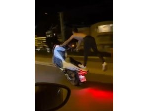 Trafikte motosiklet üzerinde akrobatik hareketler cezasız kalmadı