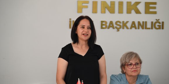 CHP Finike Kadın Kolları’nda bayrak değişimi