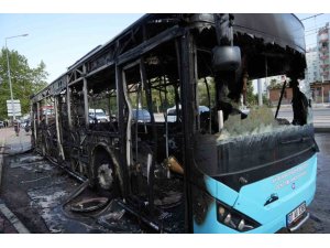 Antalya’da yanan halk otobüsünden geriye hurda yığını kaldı