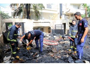 Atıl malzemeler alev aldı, apartman sakinleri ve esnaf büyük korku yaşadı