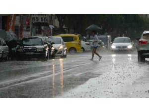 Antalya’da hava sıcaklığı 15 dakikada 16 derece birden düştü, kum fırtınası çıktı, ağaçlar devrildi